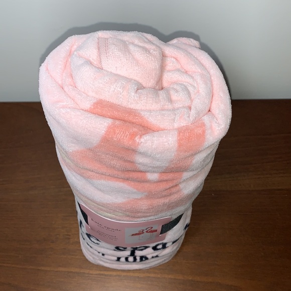 kate spade NY Beach Towel, 100% Cotton, 40” x 70” - Picture 10 of 16